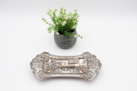 Bandeja e tesoura de morrões em prata com elementos vegetalistas e flores